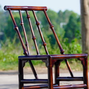 Boutique handmade back chair · Xiaozhu leans back in a dark-colored chair